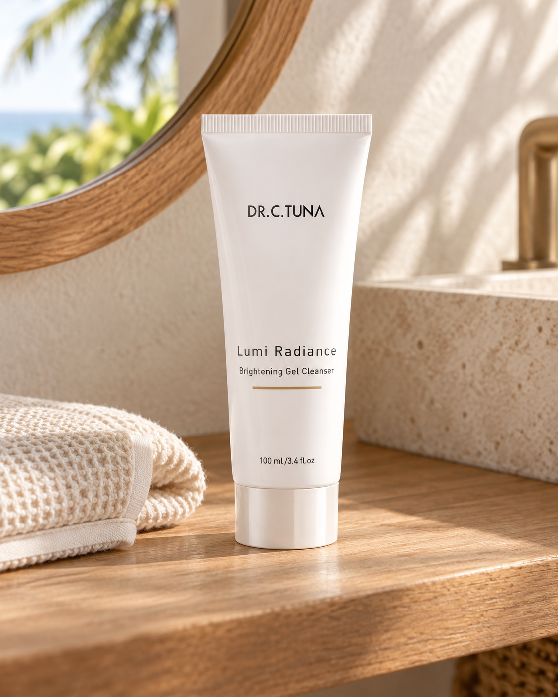 Gel nettoyant Lumi Radiance Dr. C. Tuna sur une étagère en bois, dans une salle de bain lumineuse